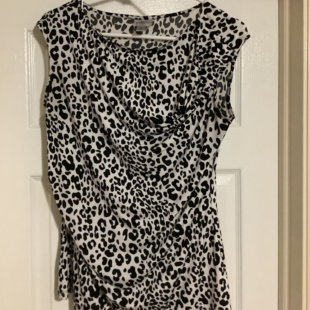 Never worn Worthington Black & White Animal Print Sleeveless Shirt, Size M